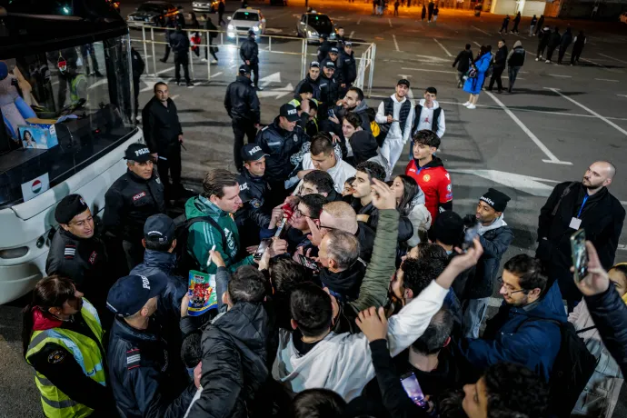 Szalai Ádámtól is kértek autogramokat – Fotó: Huszti István / Telex 