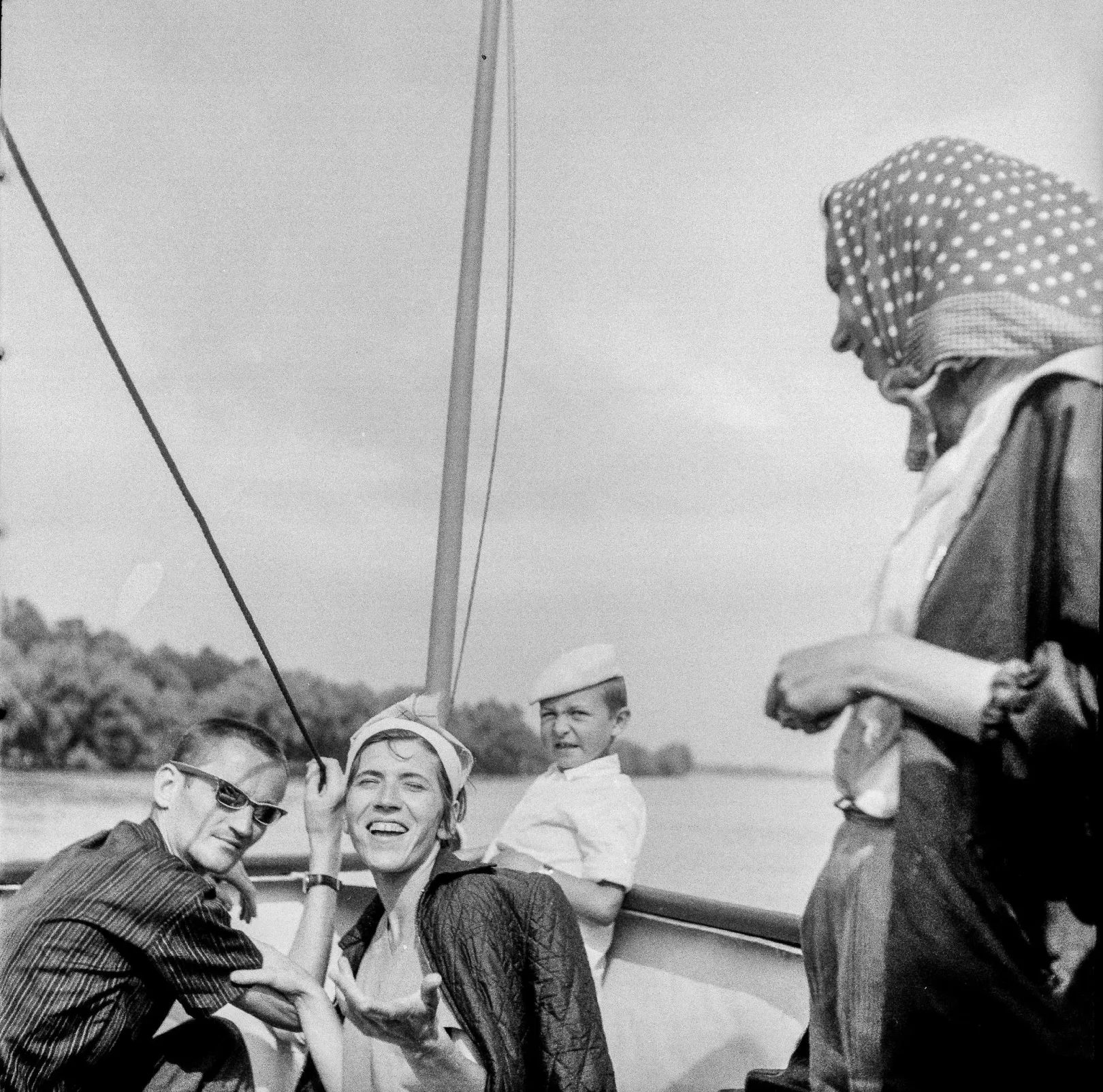 Szilágyi Domokos költővel, és az első feleségével, Máthé Juliannával, valamint Fazakas Csillával a Duna-deltában – Fotó: Palocsay Zsigmond / Azopan Fotóarchívum