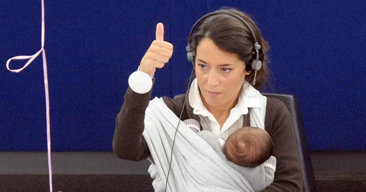 Szavazhassanak meghatalmazottal a babát váró vagy nemrég szült képviselők, kezdeményezte az EP