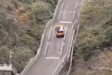 Megpróbálták lemásolni a Range Rover híres reklámját egy kínai terepjáróval, csúfos kudarc lett belőle