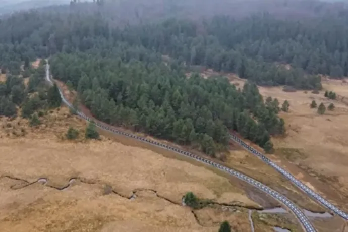 A 14 lelkes Hunyad megyei faluban földutakon járnak az autók, de PNRR-pénzből aszfaltos bicikliút épült az erdőben