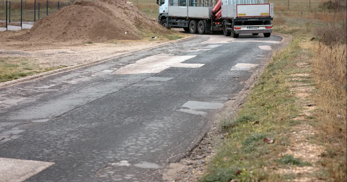 Egymilliárd forintot ad a kormány a Hungaroring körüli 3,3 kilométernyi út megújítására