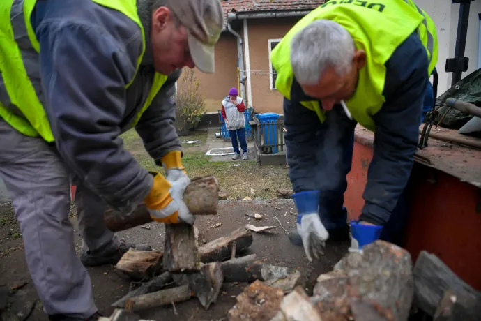 Minél szegényebb valaki Magyarországon, annál inkább fával fűt