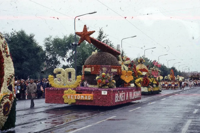 Mézga Géza a Szent Korona és pár ufó társaságában gurul át az időn