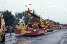 Mézga Géza a Szent Korona és pár ufó társaságában gurul át az időn