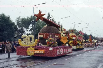 Mézga Géza a Szent Korona és pár ufó társaságában gurul át az időn