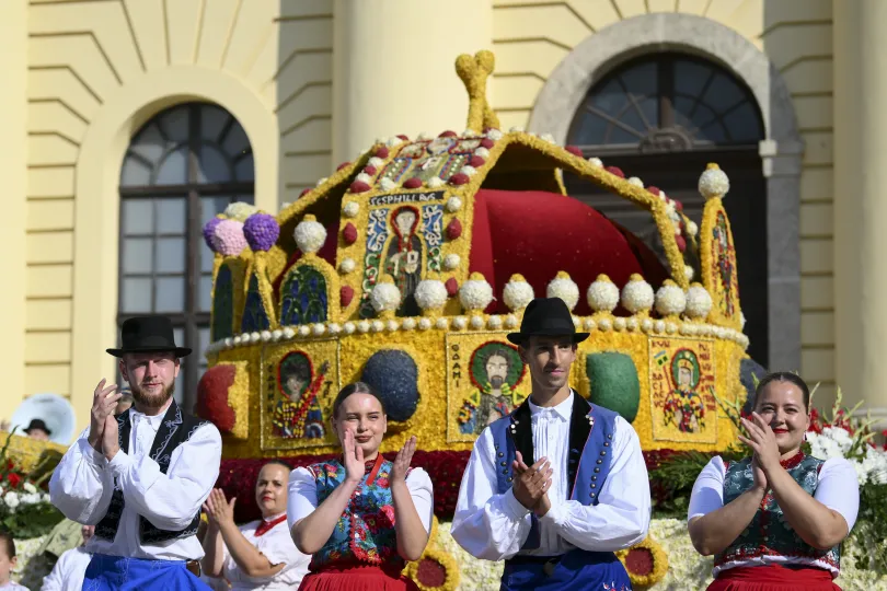 A Fórum debreceni bevásárlóközpont kompozíciója és Magyar Honvédség virágkocsija a debreceni virágkarneválon 2022. augusztus 20-án. // A CATL kocsija és a Szent Korona virágkocsi 2024-ben – Fotó: Balázs Attila / MTI; Debreceni Virágkarnevál; Czeglédi Zsolt / MTI