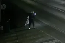 Egy kőkemény utcai harcos megtámadott egy papírrendőrt Gútán, majd felkapta és biciklire pattant vele