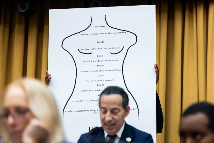 Egy kongresszusi képviselő felmutatja az állítólag Donald Trump elnök által Jeffrey Epsteinnek küldött születésnapi üzenet másolatát a képviselőház igazságügyi bizottságának meghallgatásán Washingtonban 2025. szeptember 17-én – Fotó: Nathan Posner / Anadolu / Getty Images