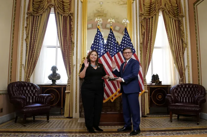 Mike Johnson amerikai képviselőházi elnök Adelita Grijalva képviselő ünnepélyesen eskütételén az amerikai kongresszus épületében Washingtonban, 2025. november 12-én – Fotó: Elizabeth Frantz / Reuters