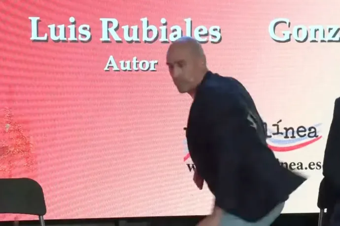 Nagybátyja dobálta meg tojással a spanyol fociszövetség volt elnökét egy könyvbemutatón