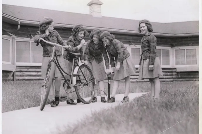 Természeti csodának tartották az első ismert ötös ikreket, ezért bazári majomként mutogatták őket