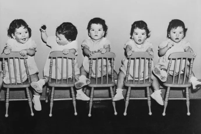 Természeti csodának tartották az első ismert ötös ikreket, ezért bazári majomként mutogatták őket