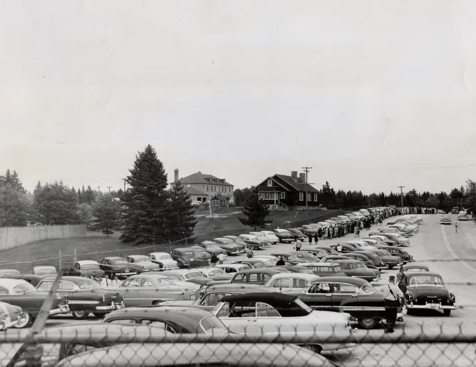 Látogatók autói az ikrek otthonánál – Fotó: Douglas Cronk / Toronto Star / Getty Images
