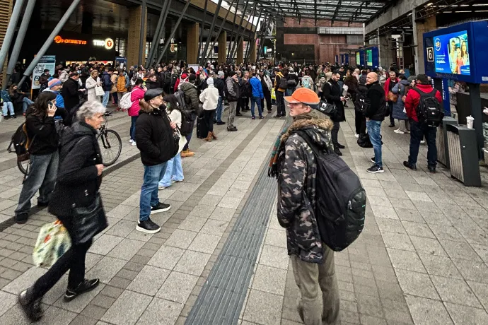 Rosszul lett egy vasutas Gödön, egész délutánra felborult a közlekedés a váci vonalon