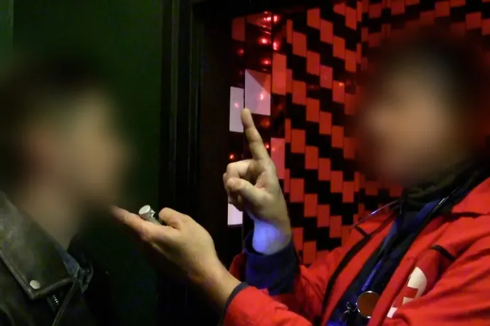 Orvosi vizsgálat a razzia során – Forrás: Delta Program / Horváth László / Facebook