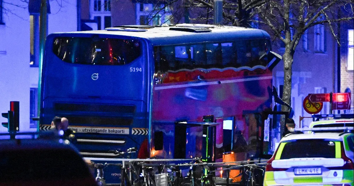Többen meghaltak, miután belehajtott egy megállóba egy emeletes busz Stockholmban