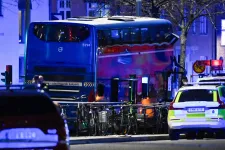 Hárman meghaltak, miután megállóba hajtott egy emeletes busz Stockholmban