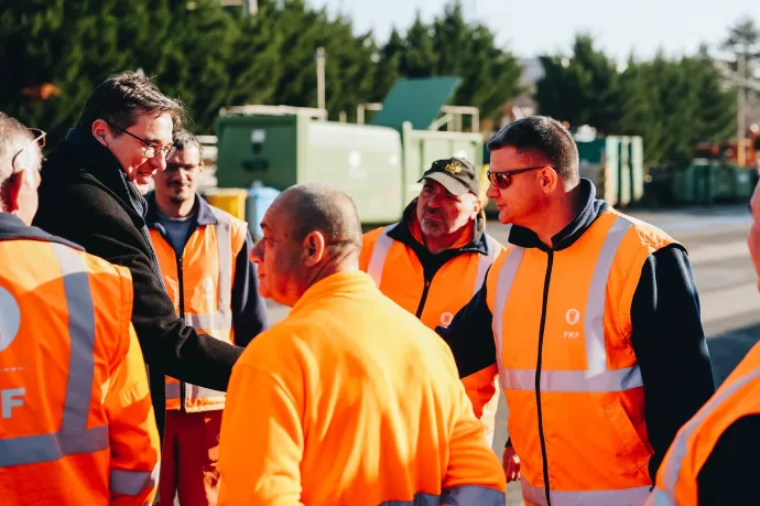 Karácsony Gergely kezet fog az FKF dolgozóival egy beruházás átadását követően 2025. november 7-én – Fotó: Merész Márton / Főpolgármesteri Hivatal