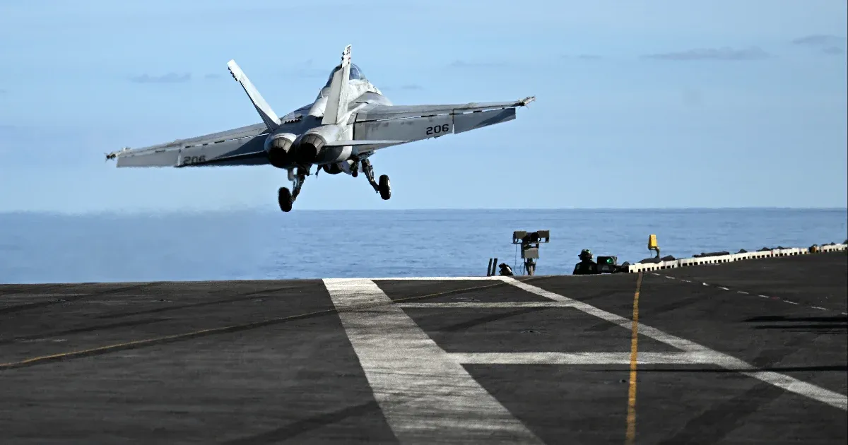 Kevés fenyegetőbb van annál, mint hogy beállít a világ legnagyobb repülőgép-hordozója