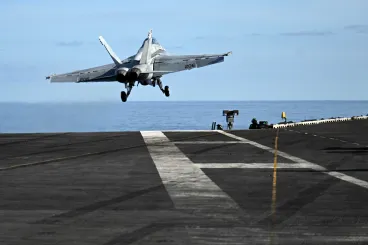 Kevés fenyegetőbb van annál, mint hogy beállít a világ legnagyobb repülőgép-hordozója