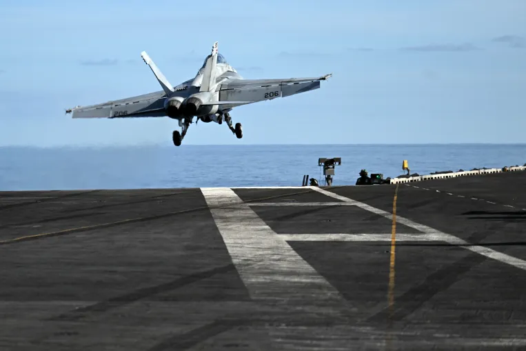 Kevés fenyegetőbb van annál, mint hogy beállít a világ legnagyobb repülőgép-hordozója