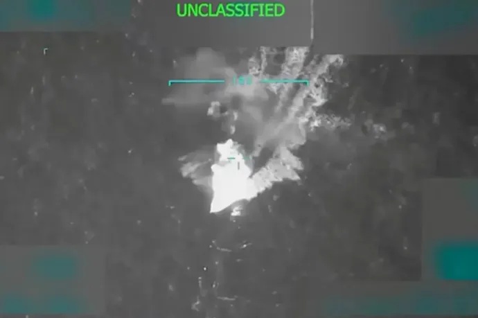 Donald Trump közösségi oldalán, a Truth Socialön közzétett fotó az egyik hajó lebombázásáról – Fotó: Donald Trump / Truth Social / Reuters