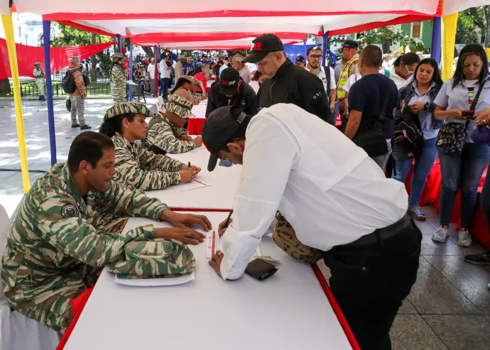 Önkéntesek jelentkeznek egy toborzási helyszínen Caracasban 2025 augusztusában – Fotó: Ivan McGregor / Anadolu / Getty Images