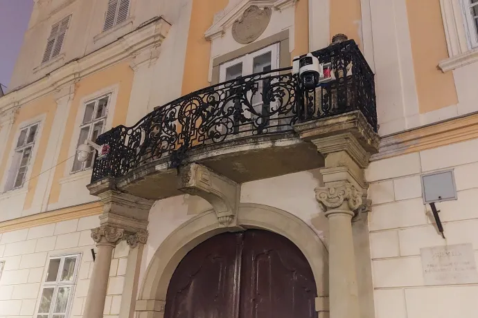 Kamerák Magyar Péter győri rendezvényének helyszínén – Fotó: Cséfalvay Attila / Telex