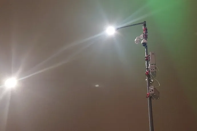 Kamerák Magyar Péter győri rendezvényének helyszínén – Fotó: Cséfalvay Attila / Telex