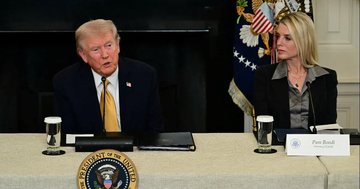 Trump vizsgálatot rendel el Clinton és Epstein kapcsolatáról