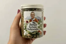 Rétvári Bence arcképével ellátott teakeverékkel ajándékozták meg az aszódi csecsemőket és szüleiket