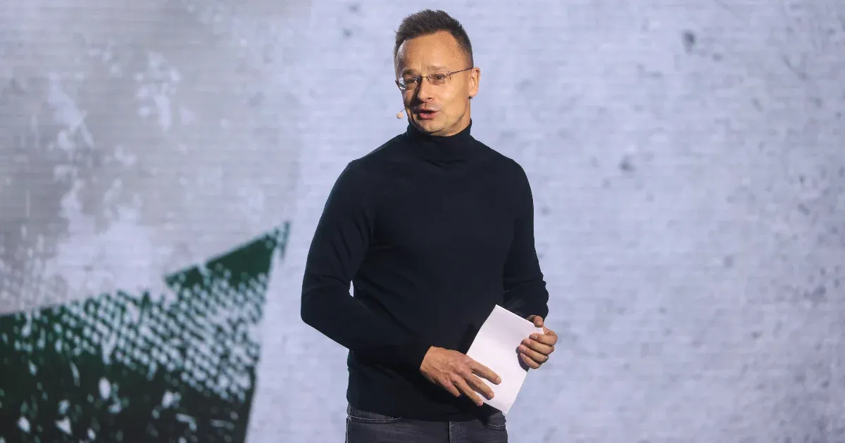 Szijjártó az egész bolygót elpusztító atomháborúról és Tamarákról beszélt a háborúellenes gyűlésen