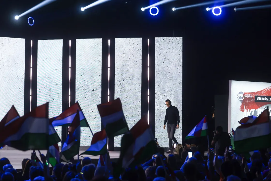 Szijjártó az egész bolygót elpusztító atomháborúról és Tamarákról beszélt a háborúellenes gyűlésen