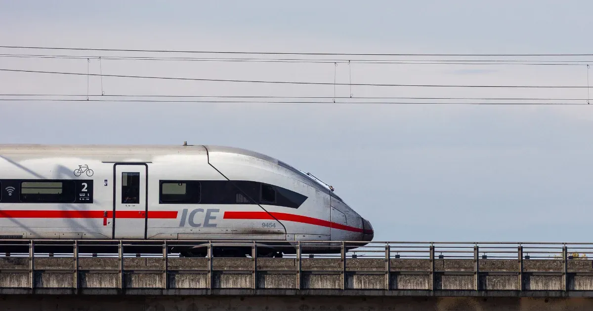 Egy gyorsvonat tetején utaztak fiatal turisták Ausztriában, egyikük leesett és meghalt