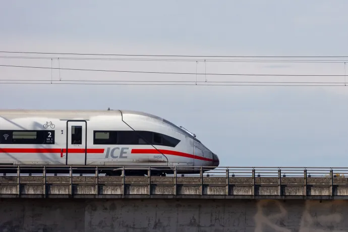 Egy gyorsvonat tetején utaztak fiatal turisták Ausztriában, egyikük leesett és meghalt