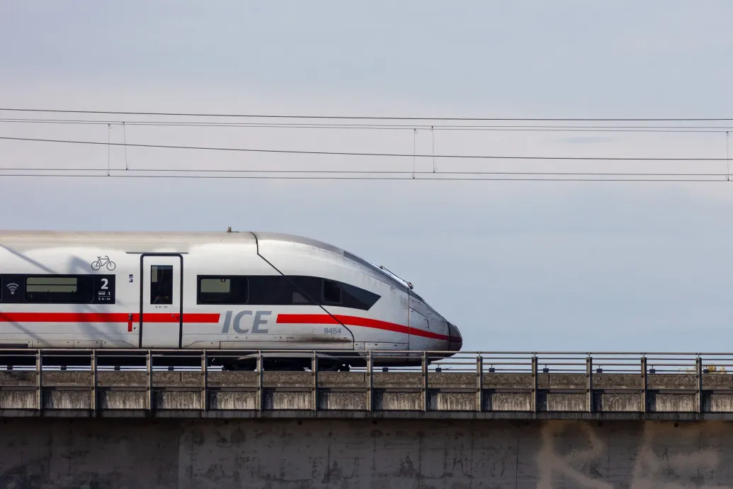 Egy gyorsvonat tetején utaztak fiatal turisták Ausztriában, egyikük leesett és meghalt