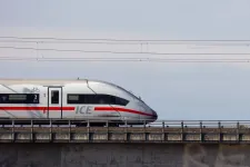 Egy gyorsvonat tetején utaztak fiatal turisták Ausztriában, egyikük leesett és meghalt