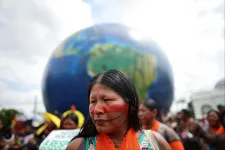 Több ezren demonstrálnak Brazíliában a klímakrízis sürgős megoldásáért, miközben tart a belémi COP30 klímacsúcs