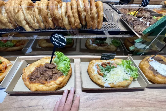 Tenyérnyi turbózott lángosok, illetve a dubaji csokis és nutellás verzió – Fotó: Bakró-Nagy Ferenc / Telex