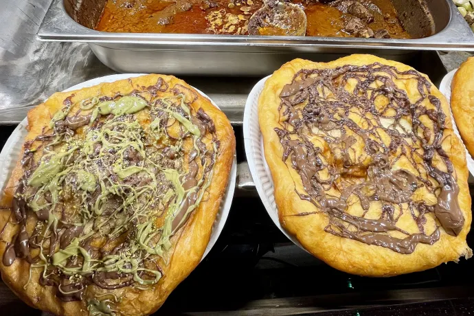 Tenyérnyi turbózott lángosok, illetve a dubaji csokis és nutellás verzió – Fotó: Bakró-Nagy Ferenc / Telex