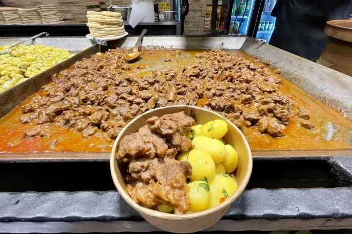 Marhapörkölt körettel 9000, kézműves kolbász 7200, szendvics hasábbal 8100 – Fotó: Bakró-Nagy Ferenc / Telex