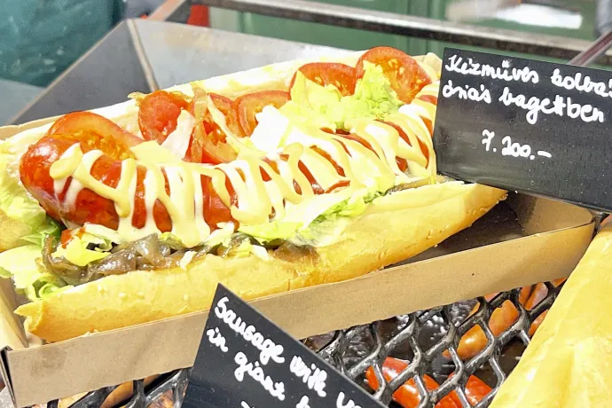 Marhapörkölt körettel 9000, kézműves kolbász 7200, szendvics hasábbal 8100 – Fotó: Bakró-Nagy Ferenc / Telex
