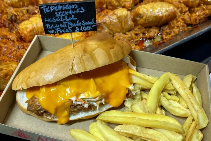 Marhapörkölt körettel 9000, kézműves kolbász 7200, szendvics hasábbal 8100 – Fotó: Bakró-Nagy Ferenc / Telex