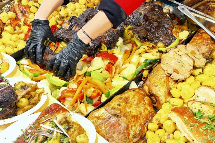 Szaftos markolásznivalók, kolbász, rétesek – Fotó: Bakró-Nagy Ferenc / Telex