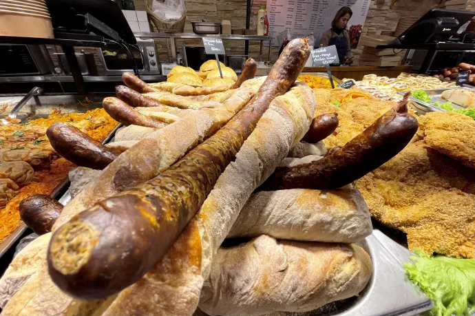 Szaftos markolásznivalók, kolbász, rétesek – Fotó: Bakró-Nagy Ferenc / Telex