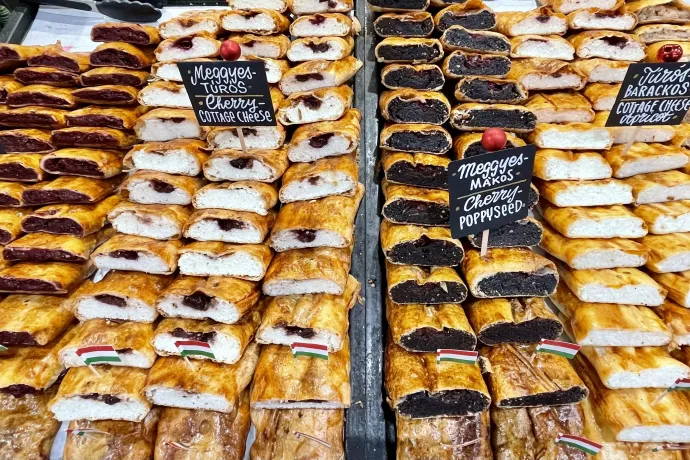 Szaftos markolásznivalók, kolbász, rétesek – Fotó: Bakró-Nagy Ferenc / Telex