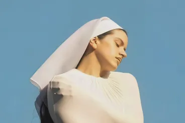 A popzene új megmentője csak Isten előtt akar dögös lenni