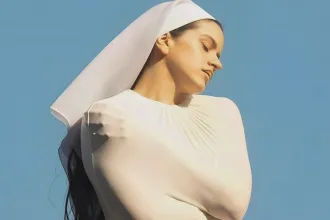 A popzene új megmentője csak Isten előtt akar dögös lenni