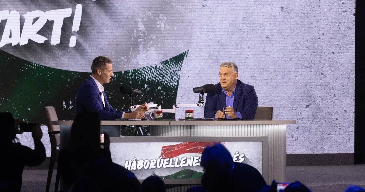 Vécére kísérő biztonsági őrök társaságában néztük meg, hogyan háborodnak fel Orbán hívei a TV2 műsorvezetőjének kérdésein